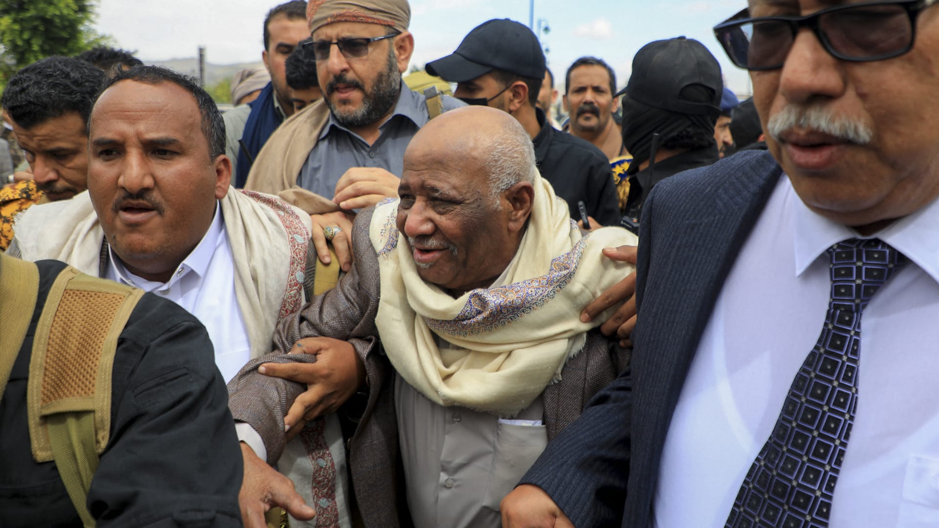 بينهم سعوديون.. اتفاق للإفراج عن 2900 أسير للحوثيين والحكومة اليمنية في مسقط