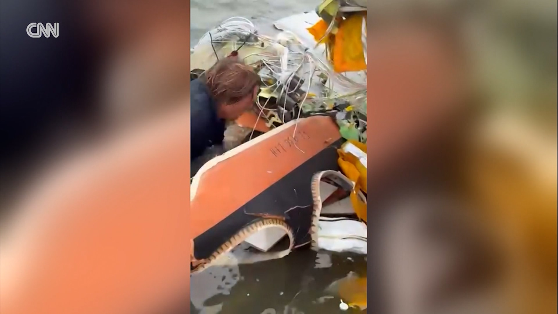 رجل يقفز في الماء لإنقاذ امرأة محاصرة وسط حطام طائرة سقطت في البحر