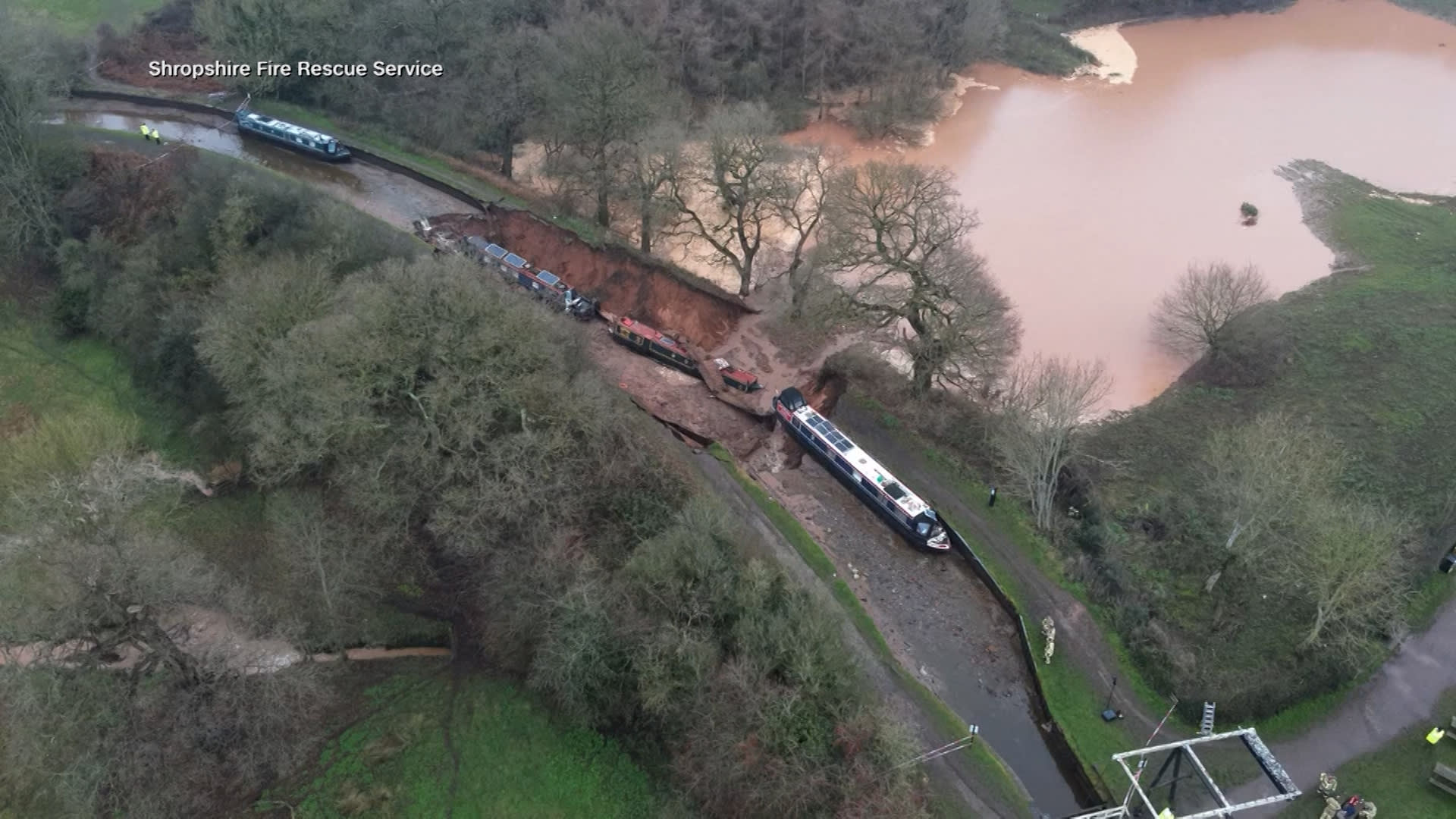 حادث غريب.. حفرة ضخمة تبتلع زورقين قرب قناة مائية في بريطانيا