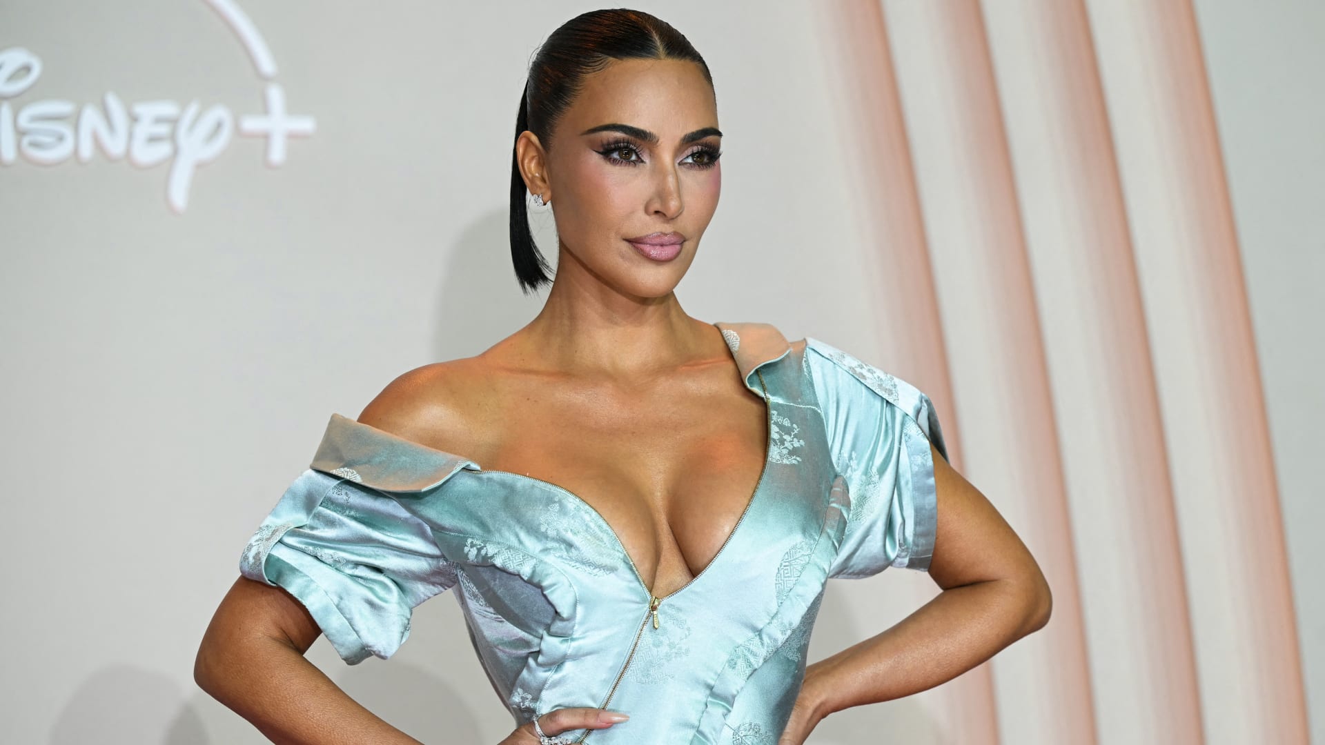 مستحضرات لبشرة الكلاب وابتكارات جريئة.. "فوضى عارمة" في صيحات جمال 2025