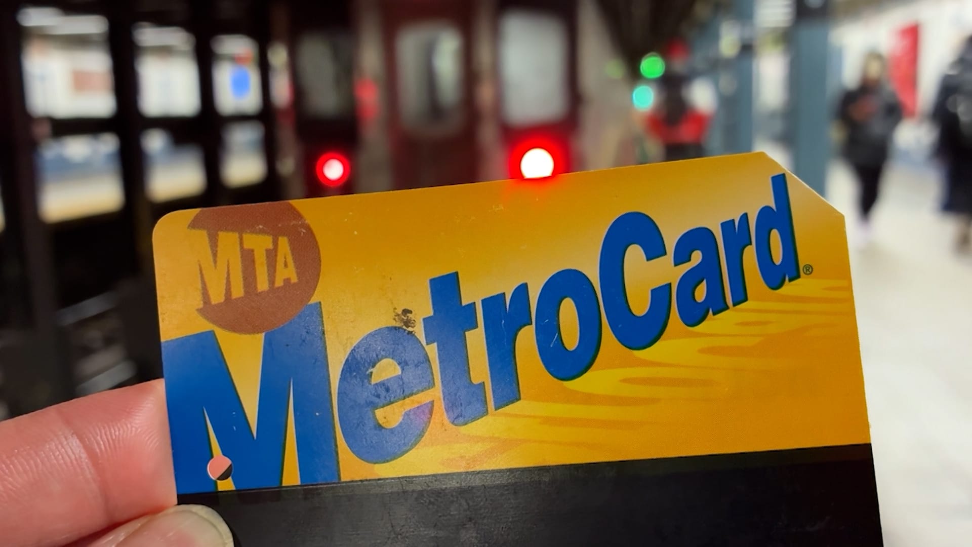 نهاية عصر بطاقة المترو الصفراء "الأيقونية".. نيويورك تغيِّر طريقة التنقل