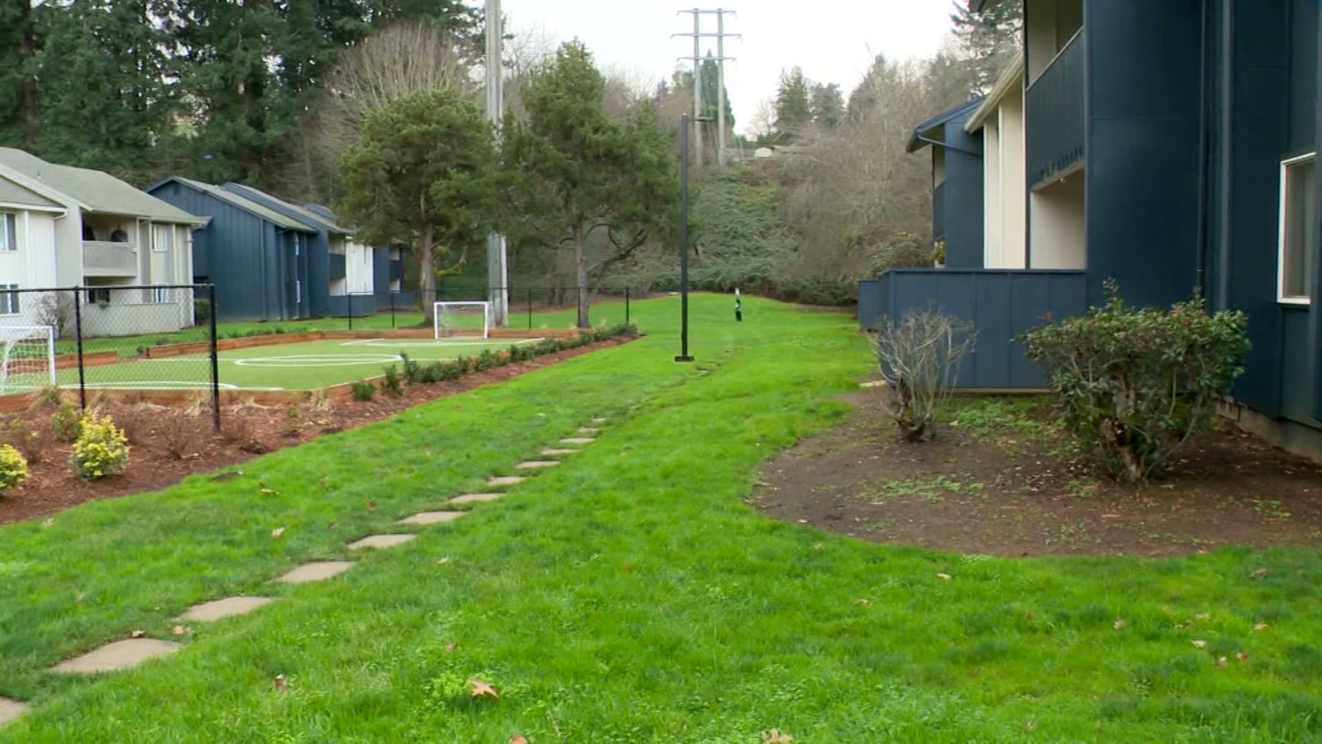 رد فعل شجاع لفتاة لحظة تعرضها لمحاولة اختطاف.. لن تصدق ما فعلته