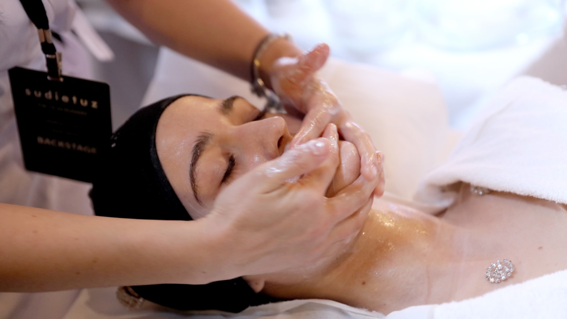 يوغا ورياضة وأخشاب.. علاجات غير جراحيّة تعيد تعريف جمال الوجه