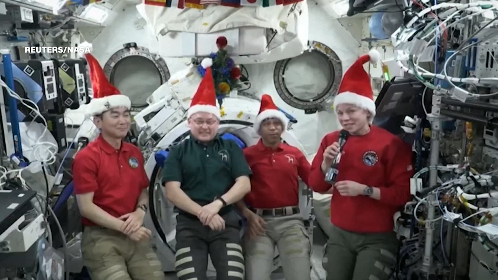 رواد فضاء يبعثون رسالة إلى الأرض بمناسبة عيد الميلاد.. شاهد ما جاء فيها