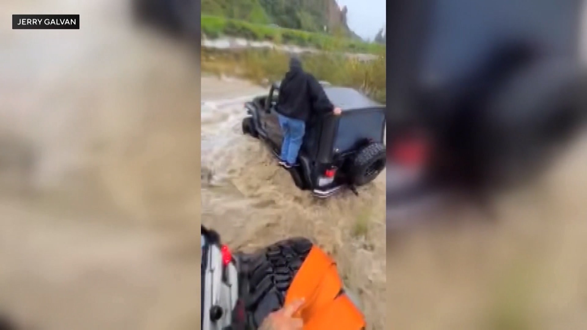 فيضانات مفاجئة تجرف سيارة "جيب" في كاليفورنيا.. شاهد رد فعل سائقها