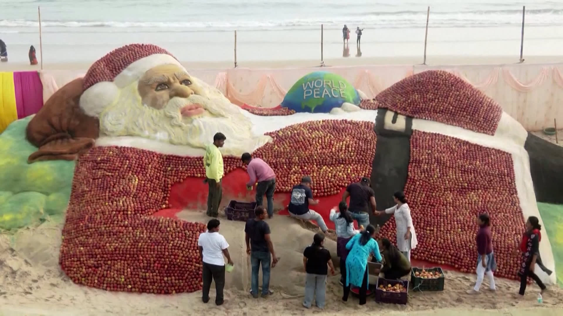 فنان هندي يصنع تمثالًا لبابا نويل باستخدام 1.5 طنًا من التفاح