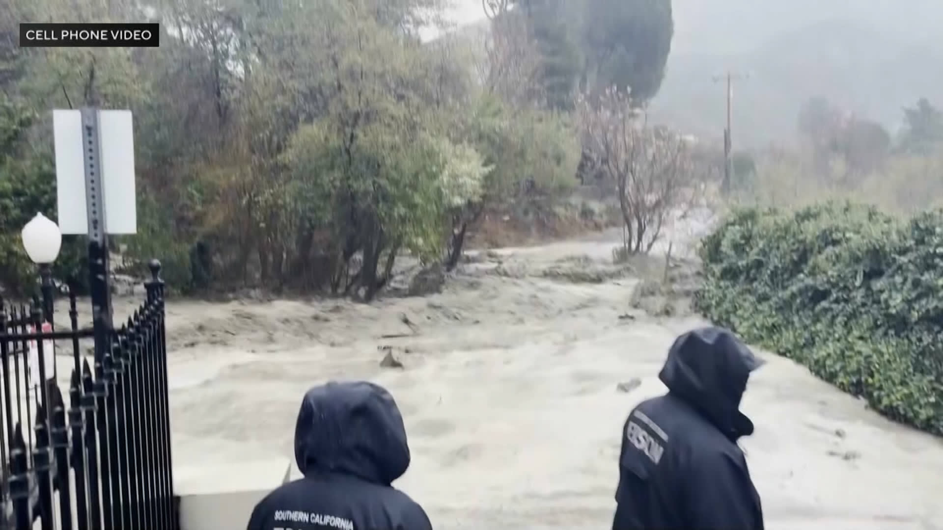 شاهد.. فيضانات تجتاح كاليفورنيا وتقطع الطرق قبل عيد الميلاد
