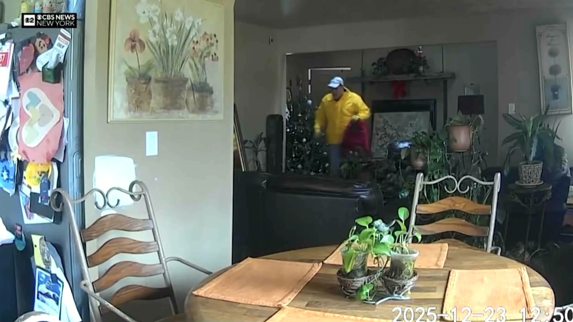 بدا كأنه فيلم "وحيد في المنزل".. شاهد كيف تمكن طفل من الإيقاع بشخص اقتحم منزلهم