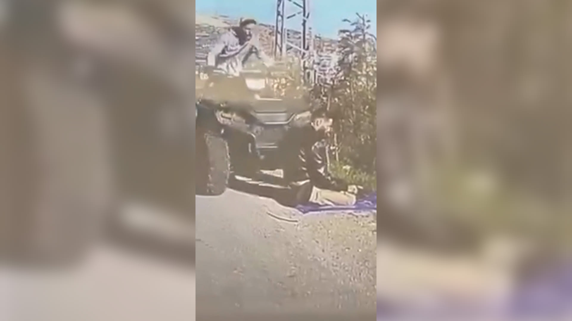 لحظة دهس جندي إسرائيلي لفلسطيني أثناء أداءه الصلاة في رام الله