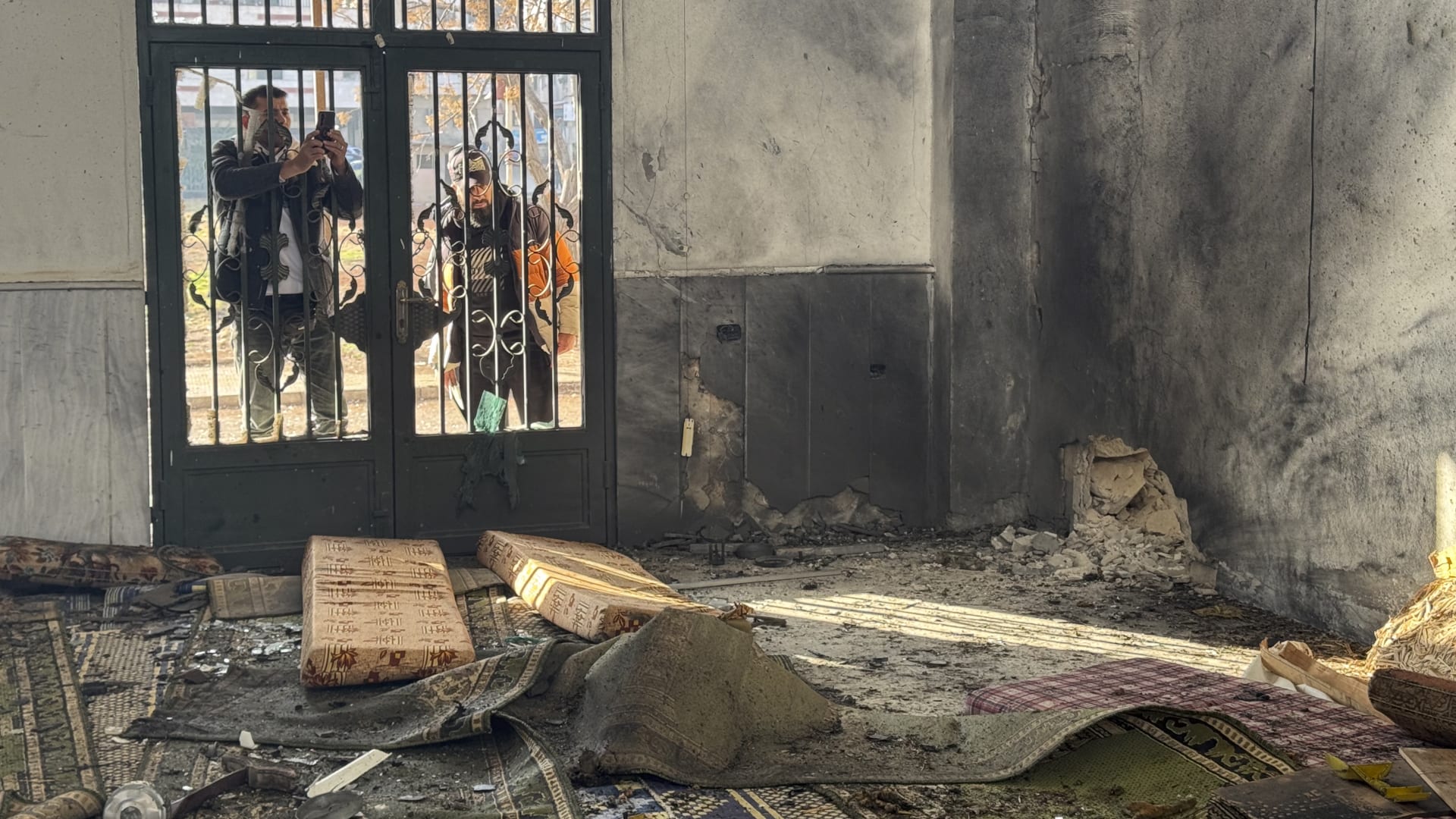 سوريا.. تفاصيل وحصيلة جديدة لضحايا انفجار مسجد الإمام علي بحمص والسلطات تحقق في "جريمة إرهابية"