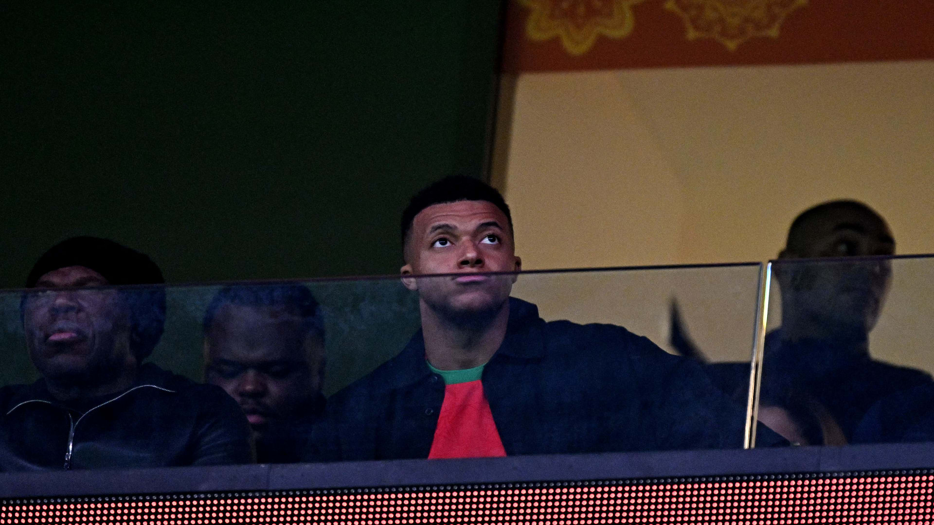 ارتدى قميص حكيمي.. لقطات من تواجد مبابي في ملعب مباراة المغرب ومالي