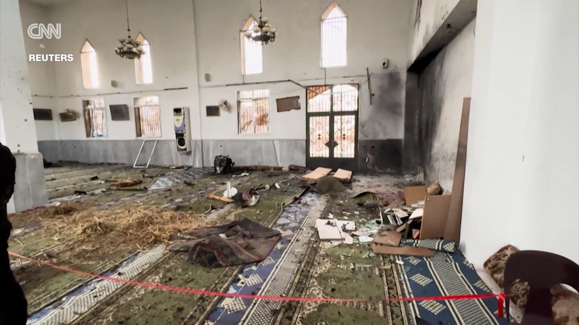 سوريا.. فيديو يُظهر آثار الانفجار المميت الذي هز مسجدًا في حمص