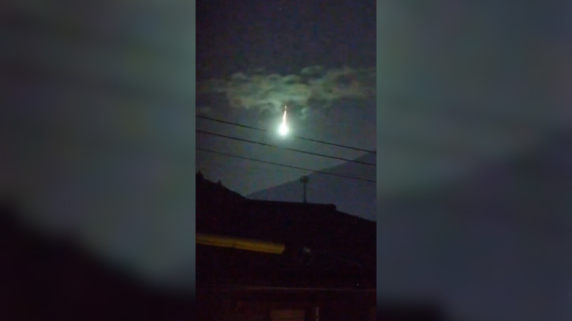 مشهد غريب.. كرة نارية تضيء سماء اليابان ليلًا فجأة