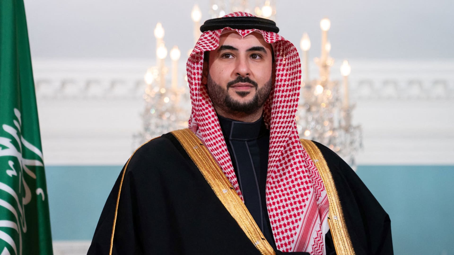 وزير دفاع السعودية يوجه رسالة لليمنيين وسط أحداث حضرموت والمهرة