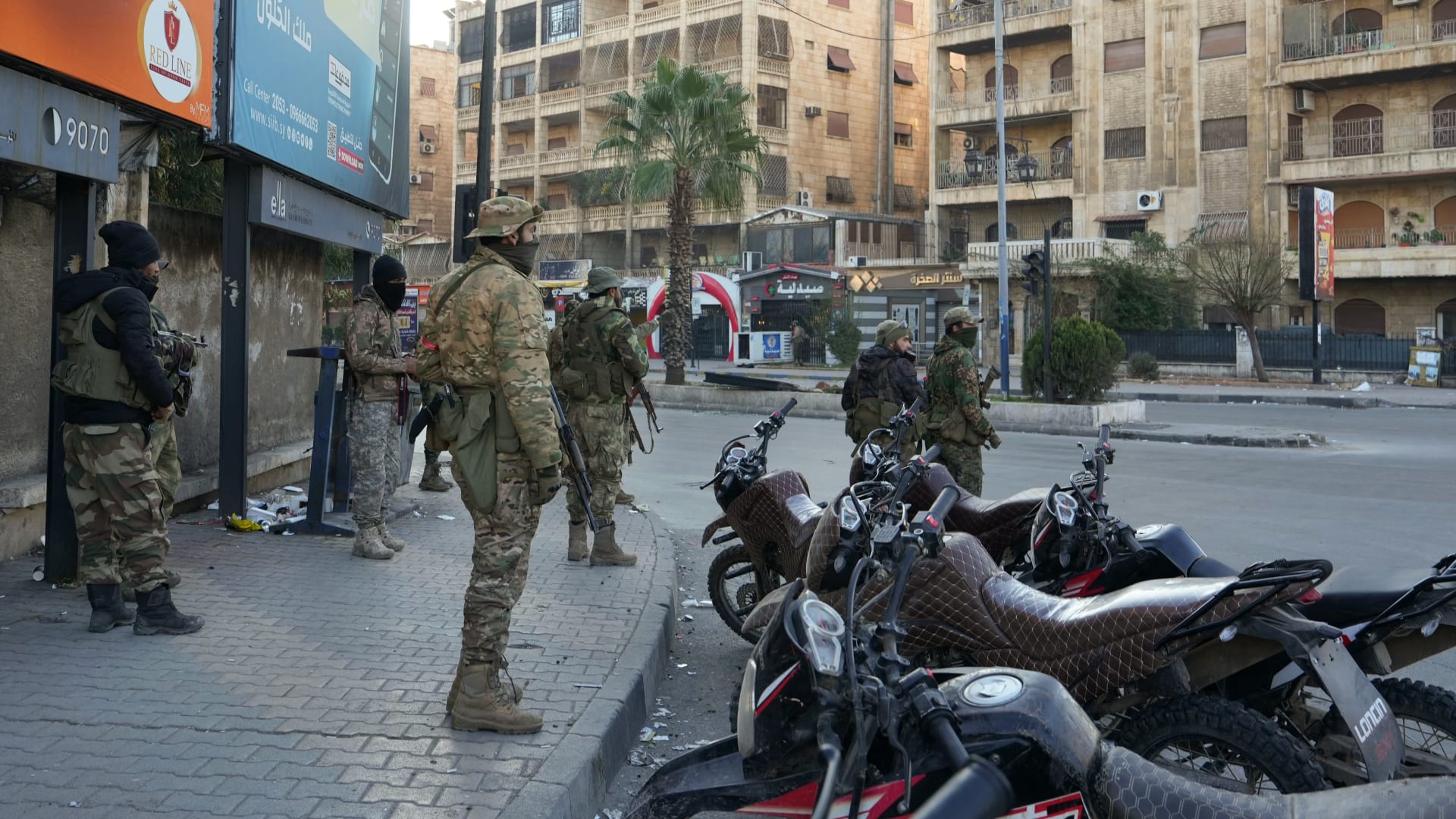 فيديو متداول لـ"تحطيم عناصر الأمن السوري شجرة عيد الميلاد".. ما حقيقته؟