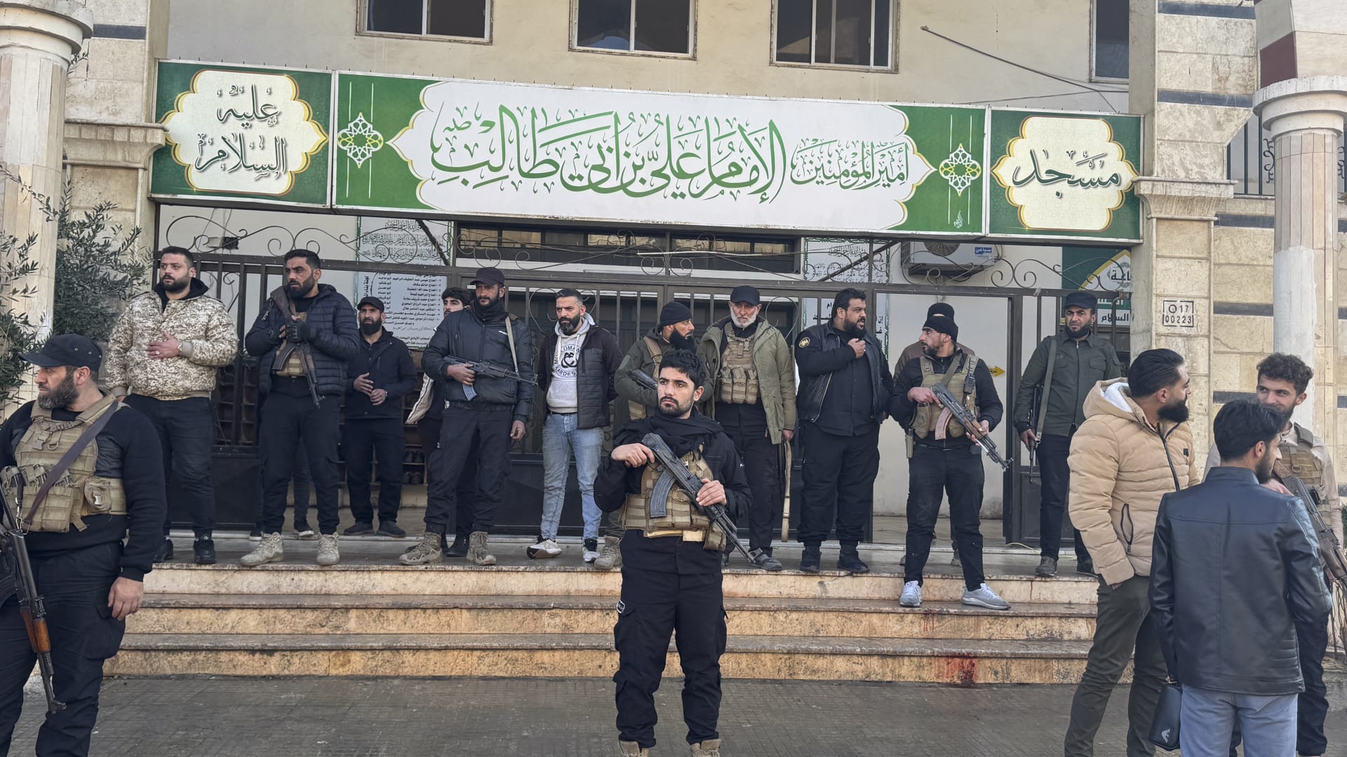 مقتدى الصدر يوجه "نصيحة وتحذيرا" للحكومة السورية بعد تفجير مسجد الإمام علي في حمص