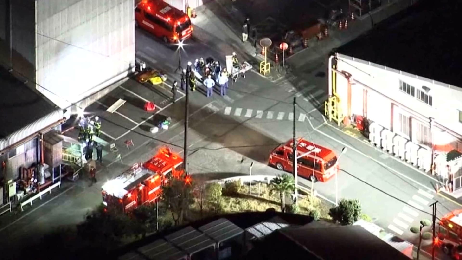 شخص يهاجم بسكين نجاة ومادة سائلة.. ويصيب 15 شخصا بينهم خمسة في حالة خطيرة