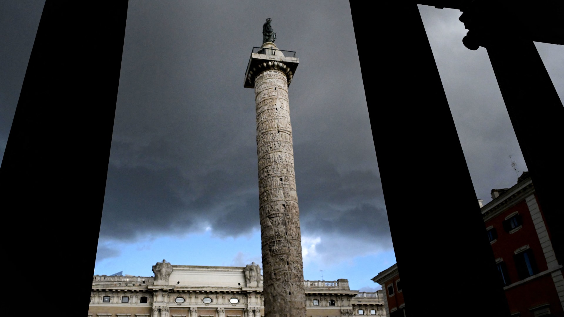 عمود روماني قديم يخضع لعملية ترميم عالية التقنية باستخدام بالليزر