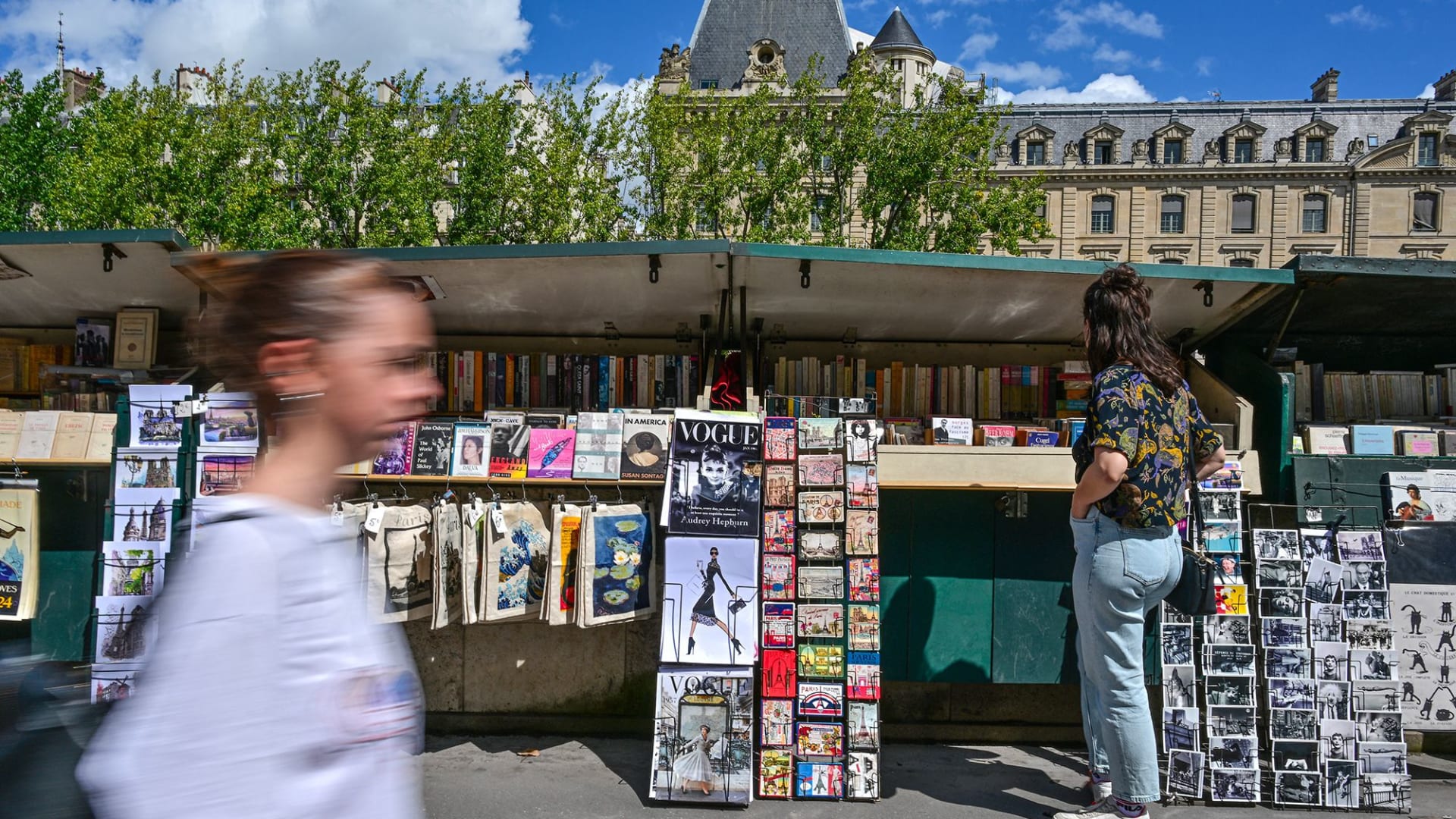 وسط عالم رقمي.. كيف نجا سوق كتب عمره 475 عامًا في قلب باريس؟