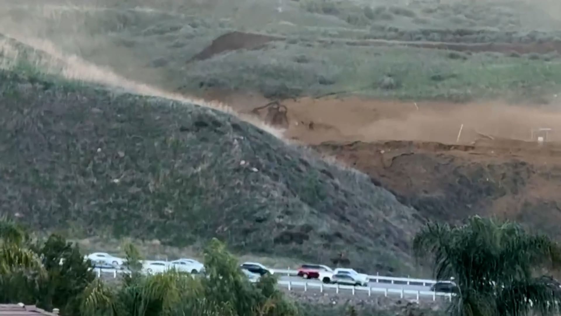 انهيار طيني وانفجار غاز طبيعي جنوب كاليفورنيا يتسبب بإغلاق طريق سريع وبقاء السكان بالمنازل