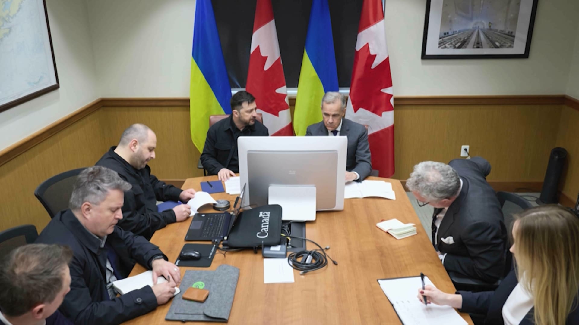 زيارة غير متوقعة لزيلينسكي إلى كندا قبل لقاء ترامب.. إليكم ما تم بحثه هناك