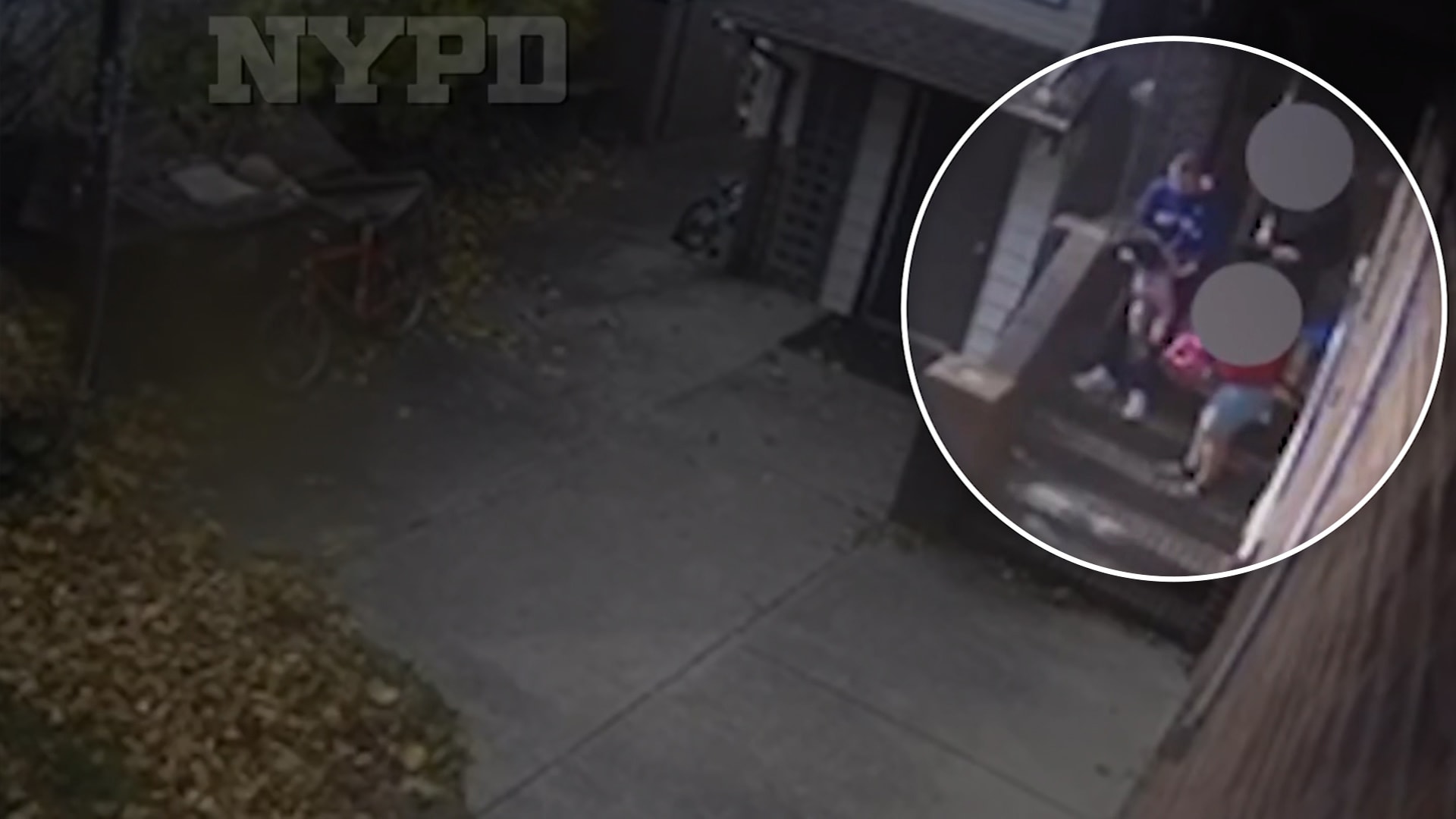 لحظات درامية لشرطي أمريكي ينقذ رضيعة هامدة بين ذراعي والدتها إثر اختناقها