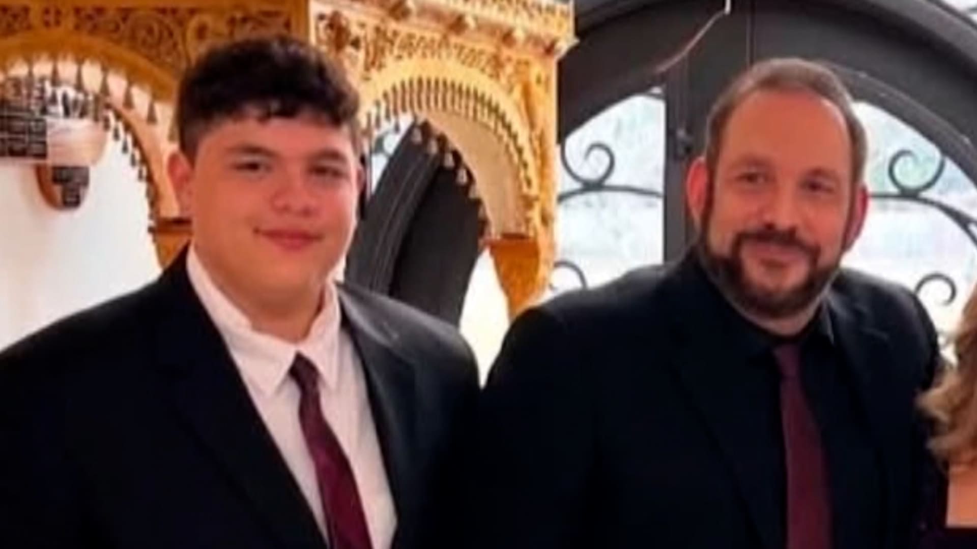 فتى بعمر 16 عامًا ينقذ والده بعد انهياره وفقدان الوعي فجأة عشية عيد الميلاد