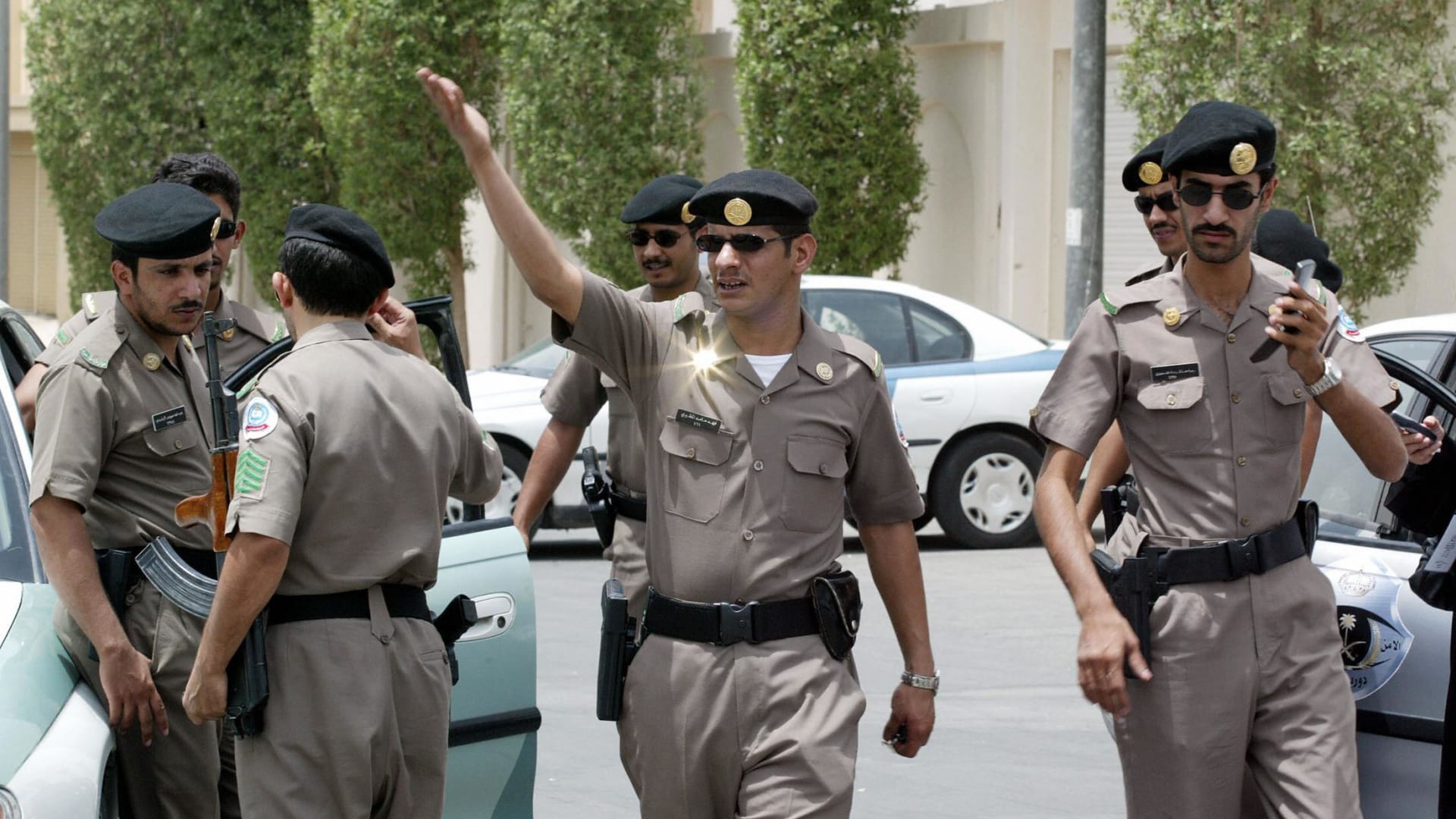 "رجل و4 نساء".. الأمن السعودي يعلن ضبط 5 وافدين داخل شقة ويكشف ما فعلوه