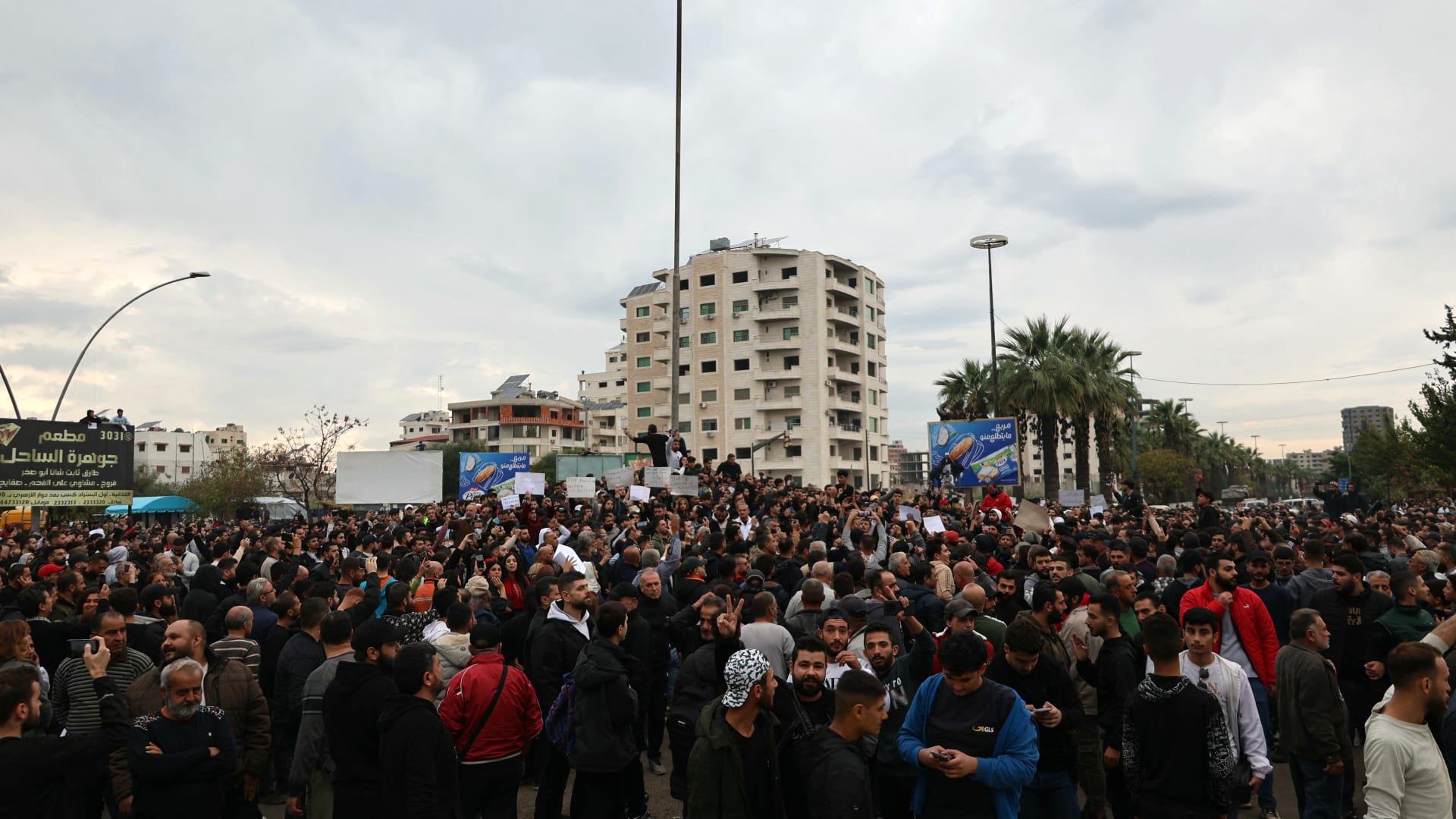 سوريا.. قتلى وجرحى بإطلاق نار من "فلول" النظام السابق خلال احتجاجات في اللاذقية وطرطوس والجيش يتدخل