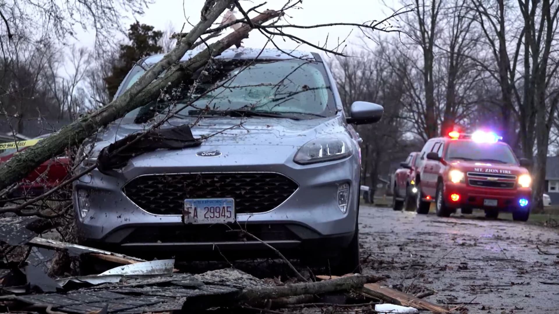 عاصفة تتسبب في حادث تصادم متسلسل لـ14 مركبة.. وتلحق أضرارًا بالممتلكات بأمريكا