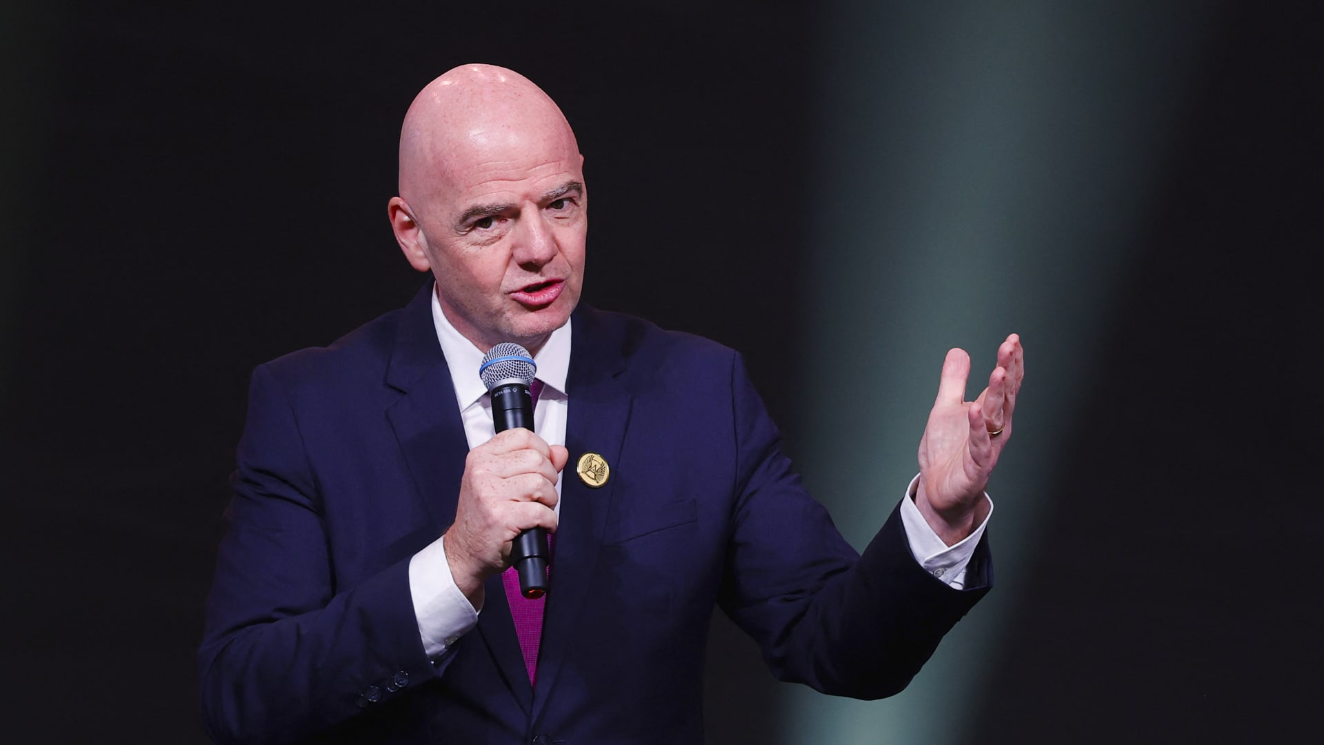 رئيس فيفا يعلن استضافة دبي لحفل جوائز "ذا بيست" 2026