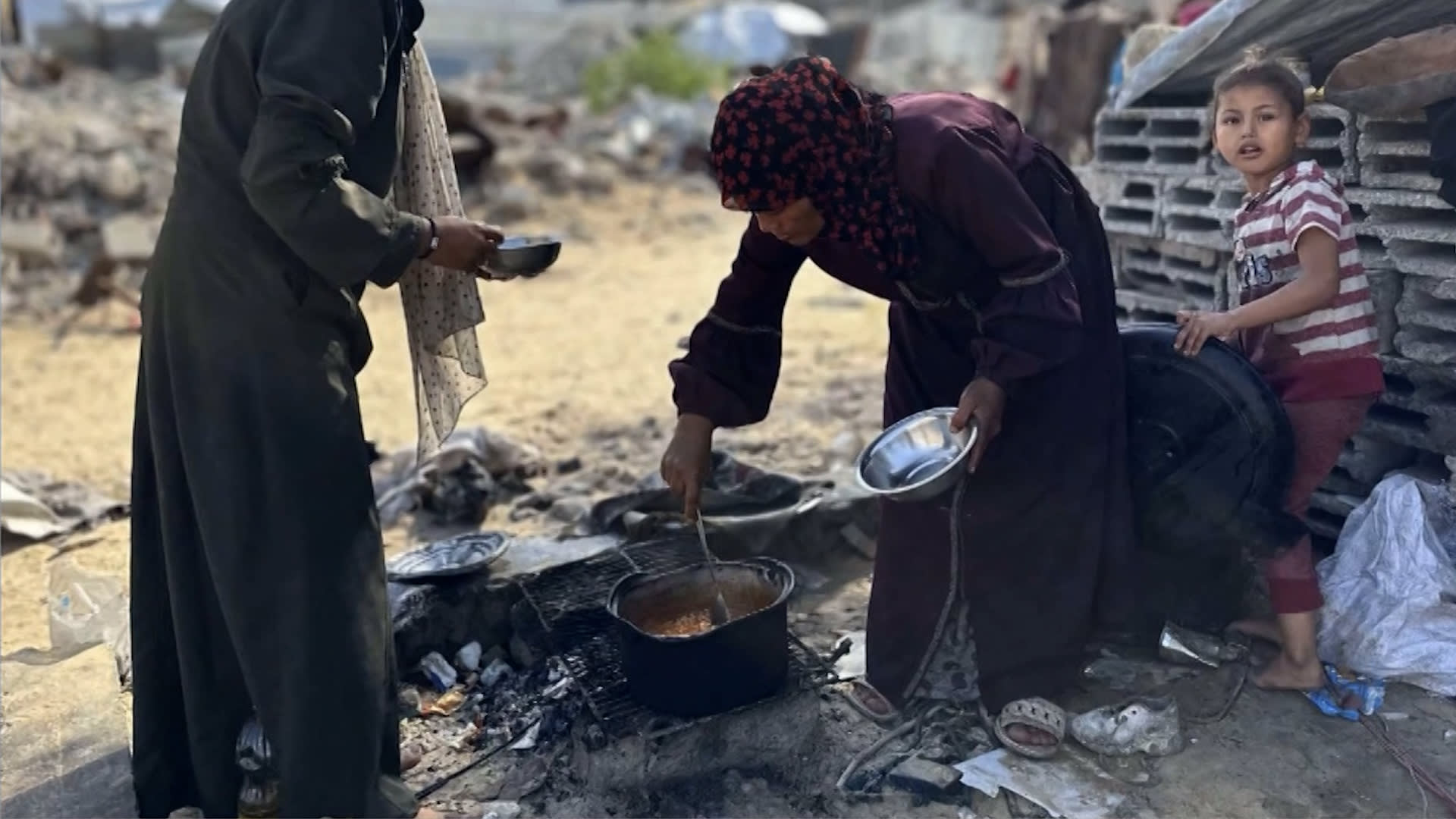 طقس كارثي وانعدام أمن غذائي.. خبير بمنظمة اليونيسف يوضح معاناة عائلات غزة
