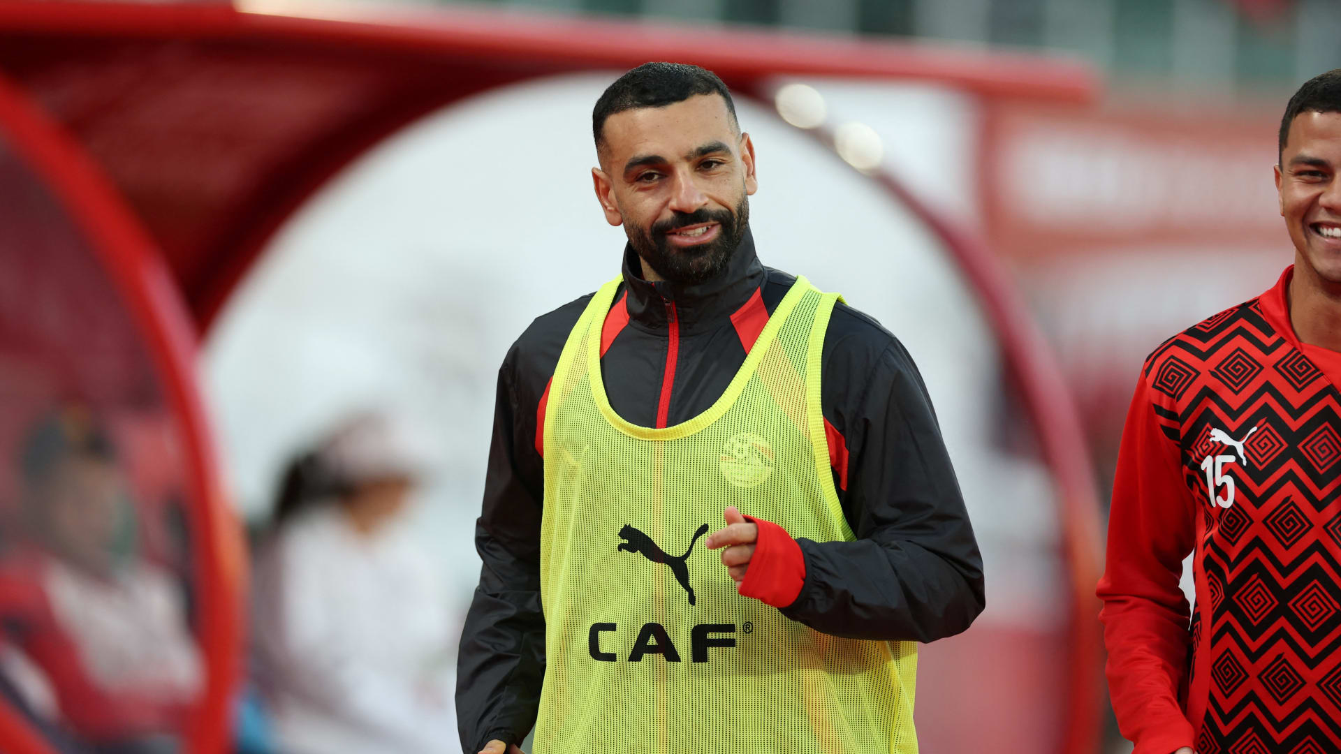 تصرف لافت من محمد صلاح مع حاملي الكرات في مباراة مصر وأنغولا