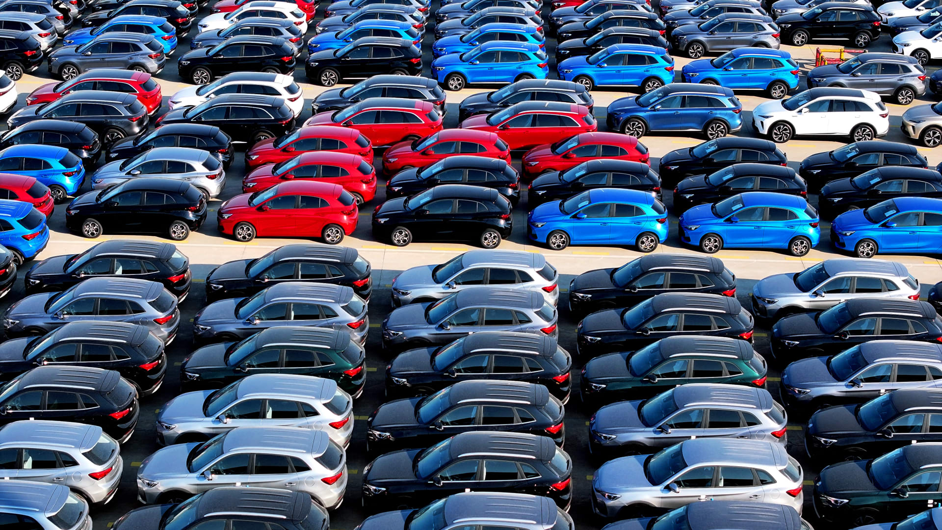 مصر.. جدل في سوق السيارات بعد إغلاق معارض أسفل المباني السكنية