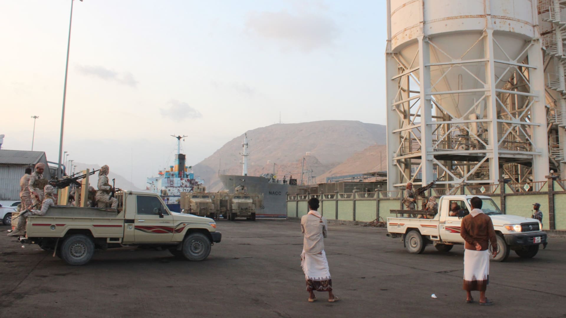 اليمن.. "تحالف الشرعية" يطلب من المدنيين إخلاء ميناء المكلا بحضرموت