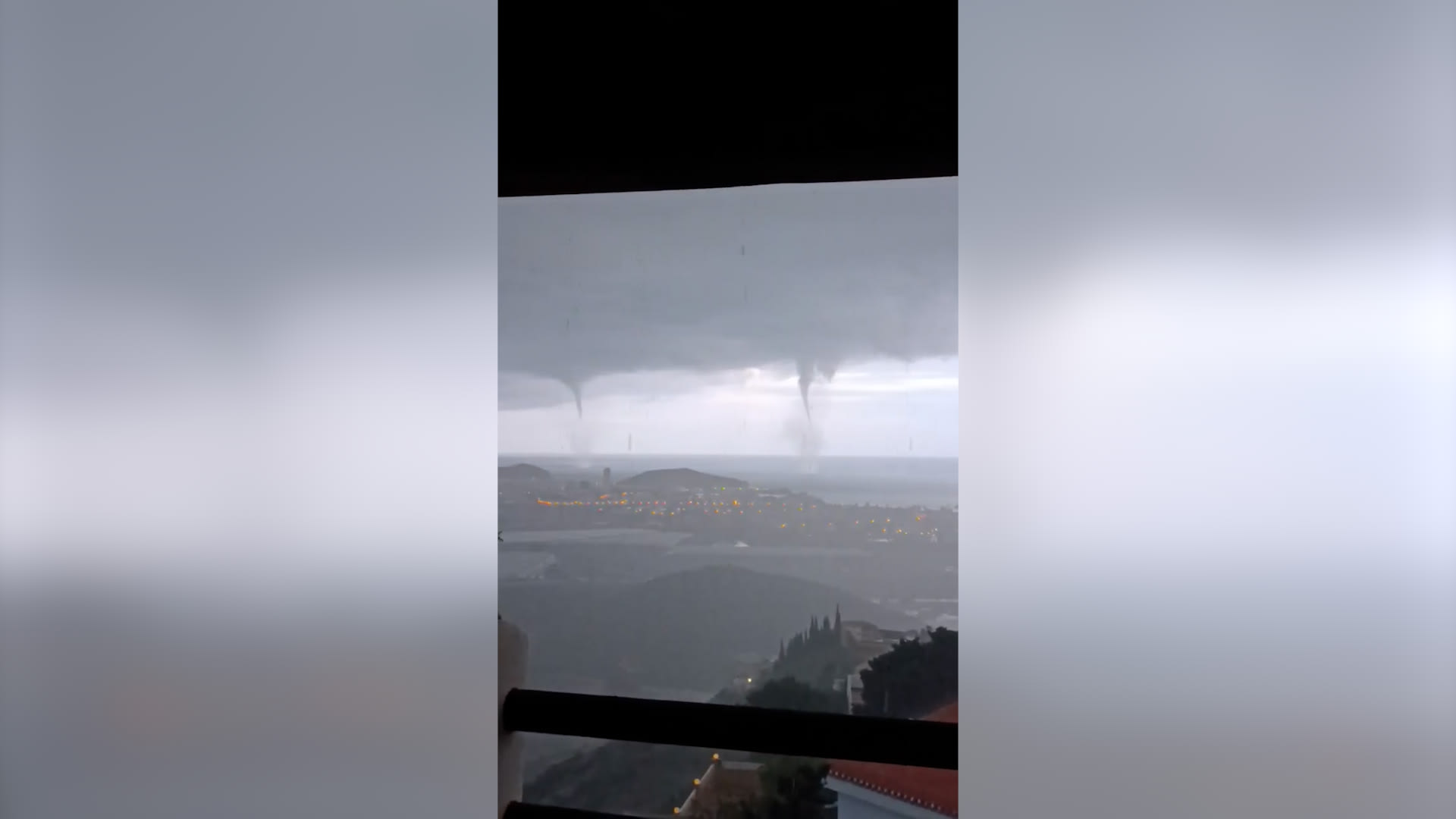 في مشهد غريب.. تشكّل 3 أعاصير مائية سويًا قبالة ميناء إسباني