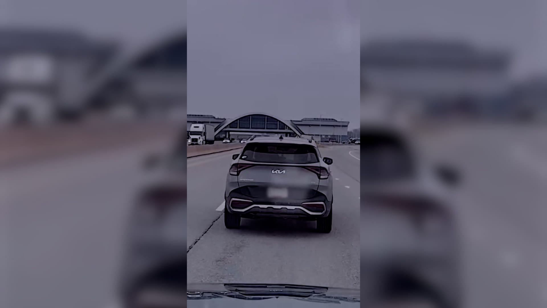 سيارة يقودها سائق نائم تتأرجح بين مسارات طريق سريع.. شاهد كيف أوقفها شرطي