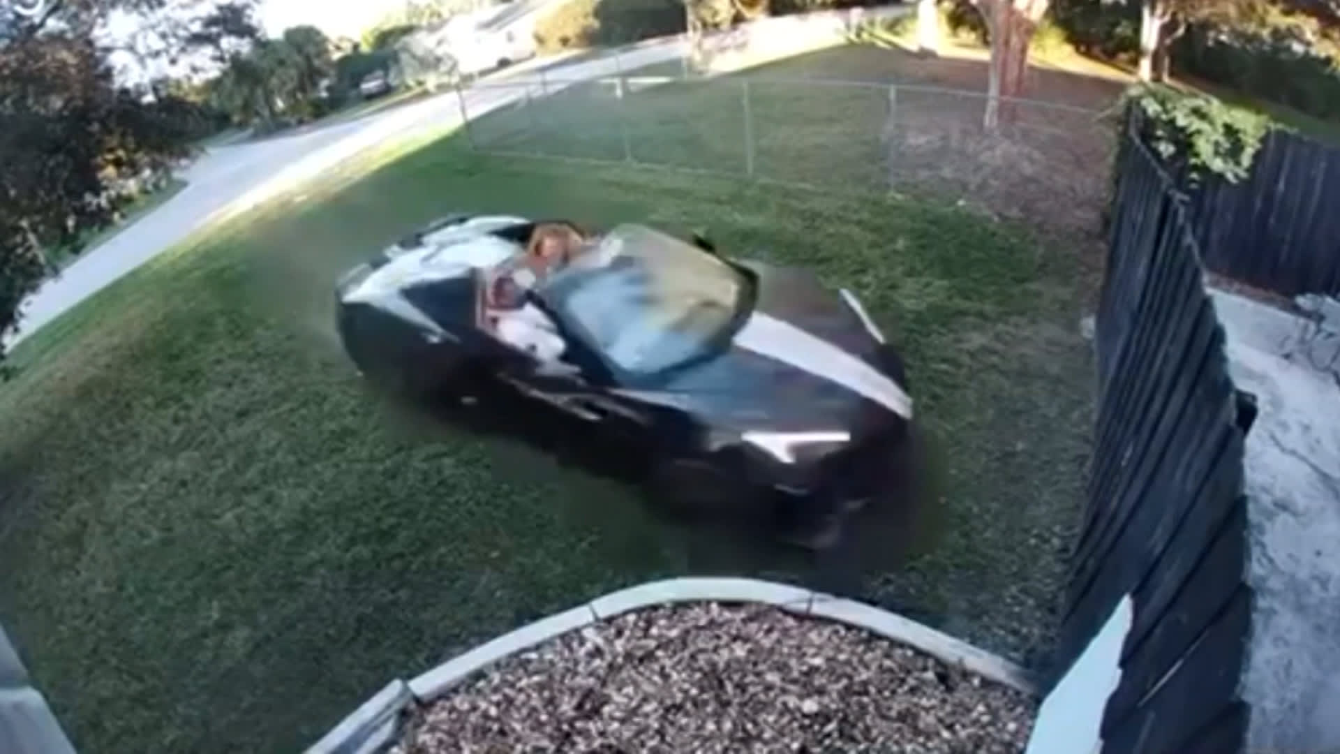 حادث سير.. سيارة "كورفيت" خارجة عن السيطرة تقتحم فناء منزل وتصطدم بقارب في فلوريدا