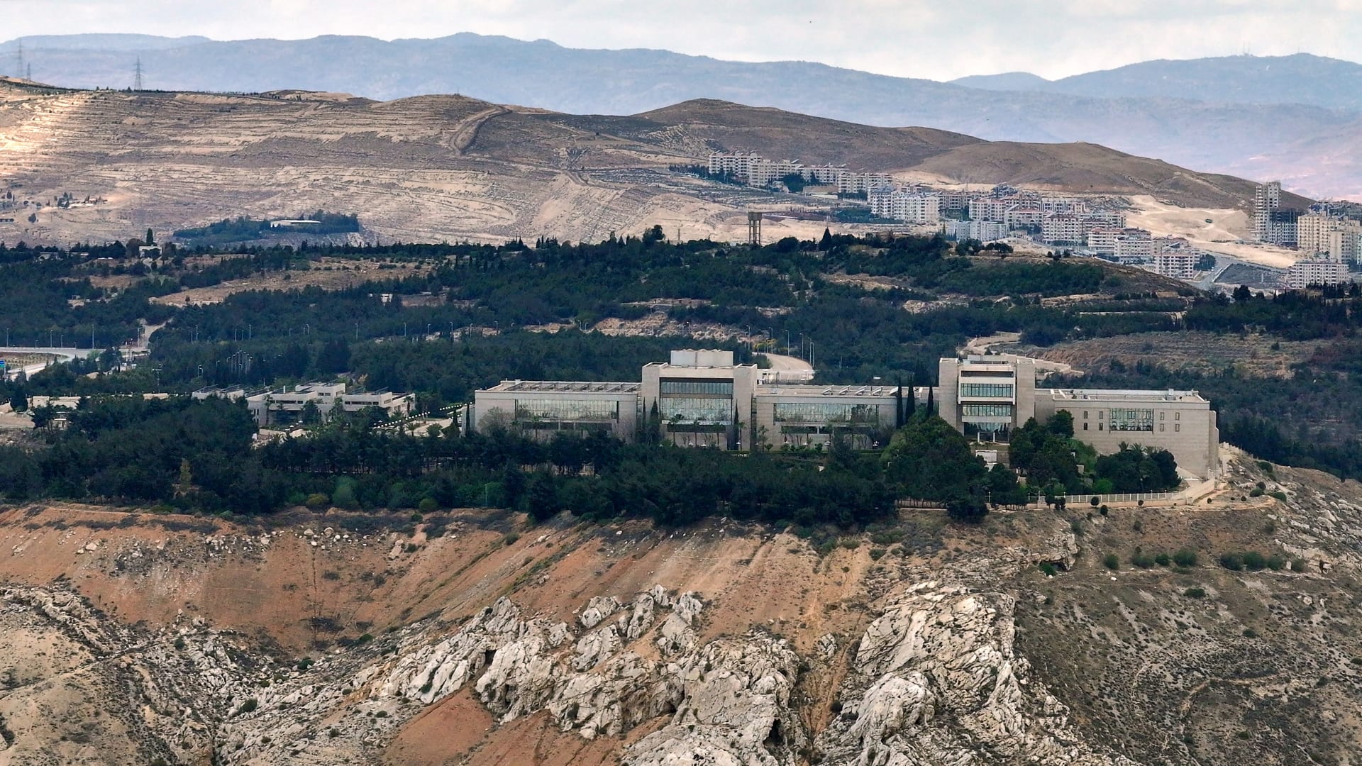 فيديو متداول لـ"إطلاق نار كثيف بمحيط قصر الشعب استهدف مستشار الشرع".. ما حقيقته؟