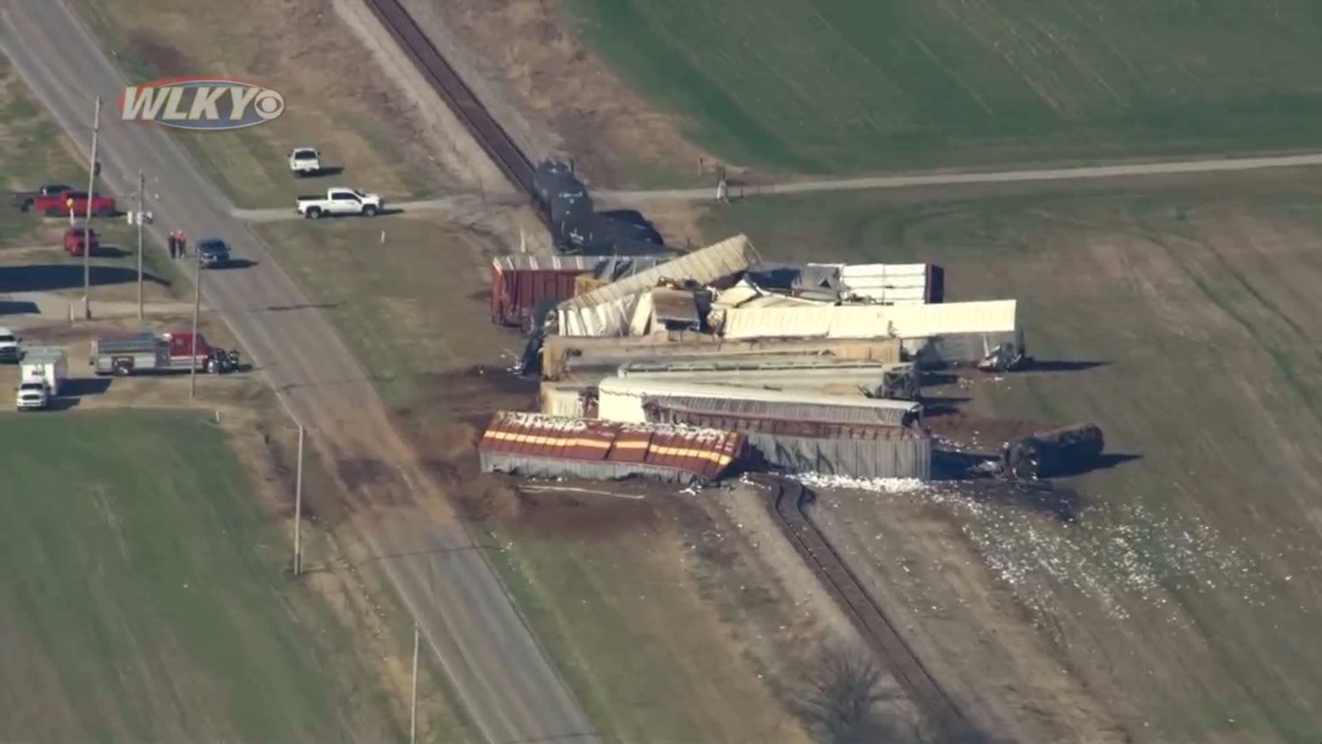 كان يحمل الكبريت المنصهر.. خروج قطار عن مساره وتدهور أكثر من 30 عربة عن السكة