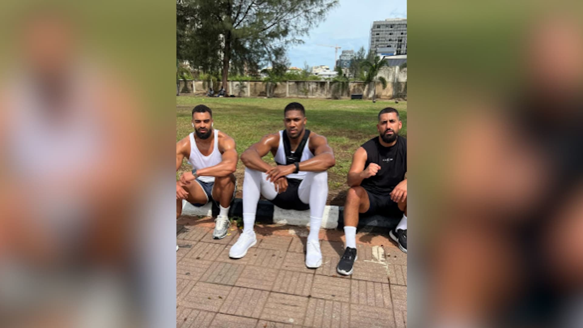 من هما صديقا أنتوني جوشوا اللذين لقيا حتفهما بحادث السير المميت في نيجيريا ونجا منه الملاكم؟