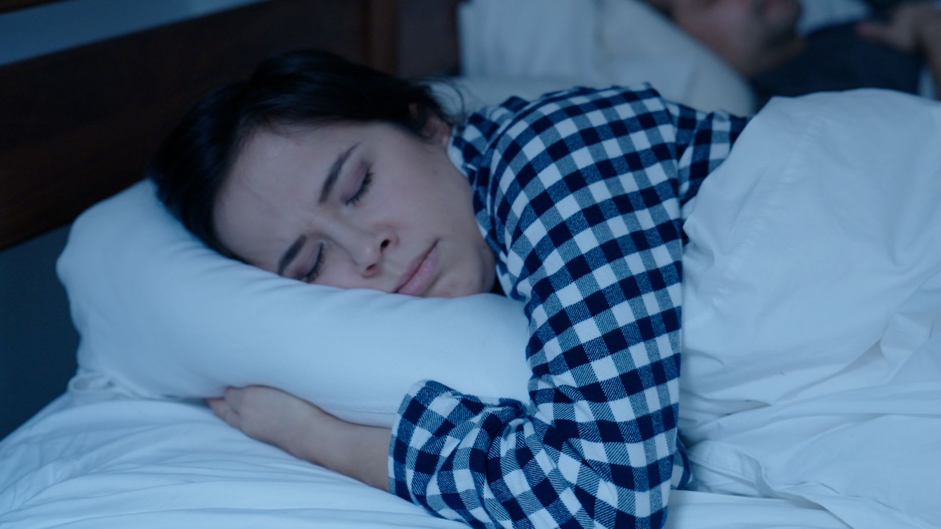 هل من وسادة مثالية للتخفيف من آلام الرقبة ليلًا؟