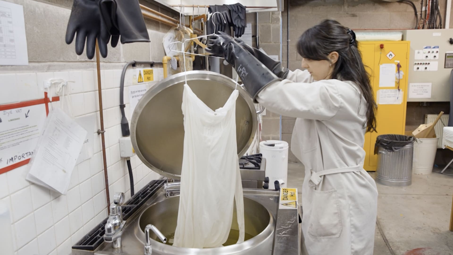 ألوان جديدة لفستانك الأبيض.. خطوة جريئة بعد الزفاف