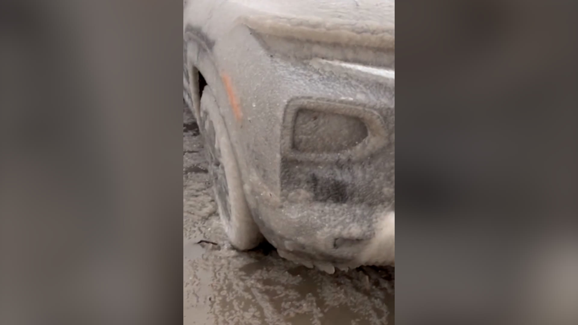 رياح عاتية مصاحبة لعاصفة تُثير أمواجًا هائلة على بحيرة بأمريكا