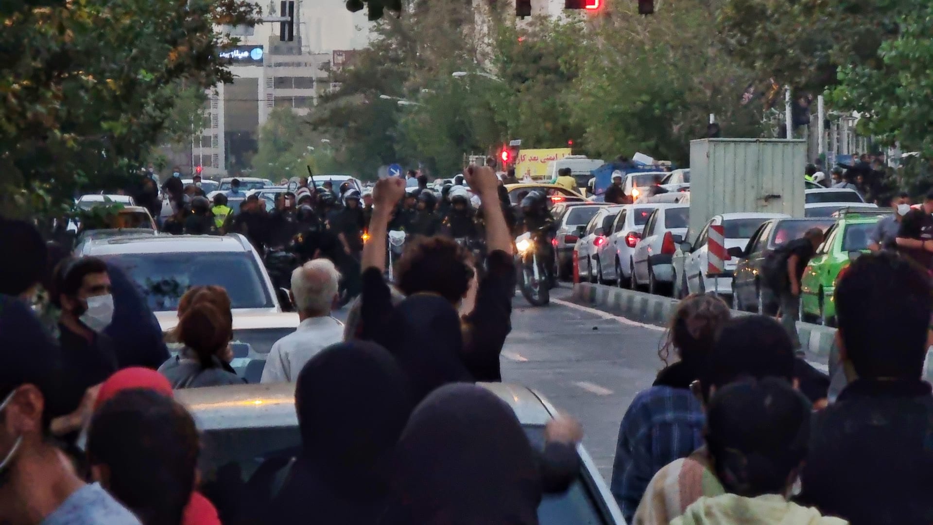 إيران.. الحكومة تعترف بالاحتجاجات رغم وعيد بتصدٍ "حاسم" وبزشكيان يطلب "نقدًا بناءً"