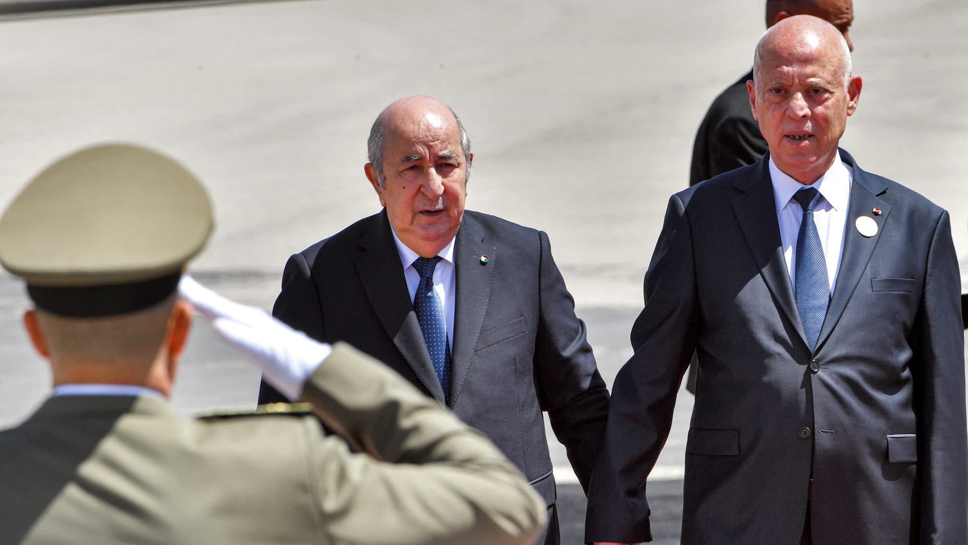 تبون يرد على ما أثير حول وجود قوات جزائرية في تونس وعلاقته بقيس سعيد