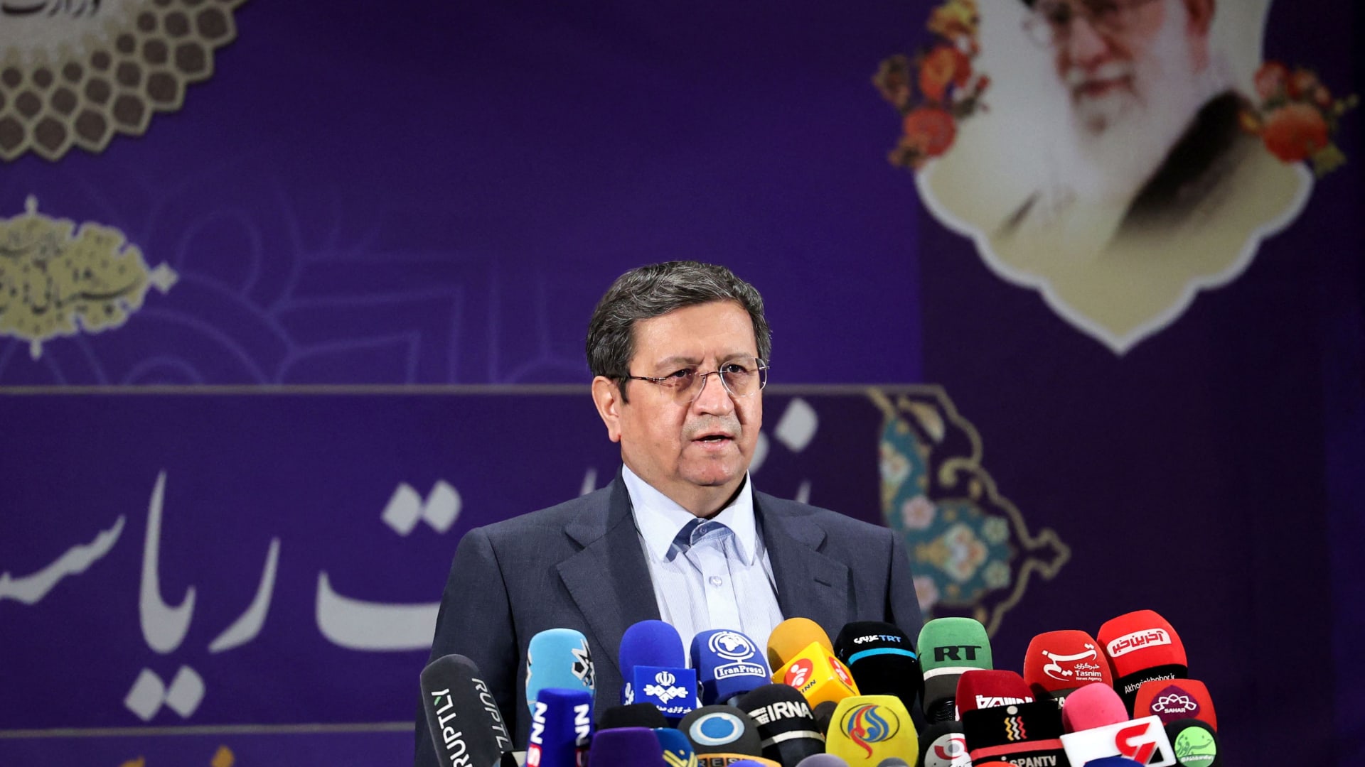 إيران تعين محافظًا جديدًا للبنك المركزي وسط احتجاجات واسعة النطاق