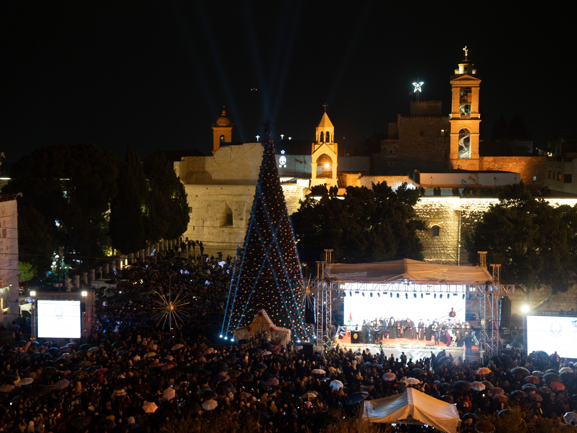 بعد انقطاع لعامين.. أجواء الميلاد المجيد تعود إلى القدس وبيت لحم