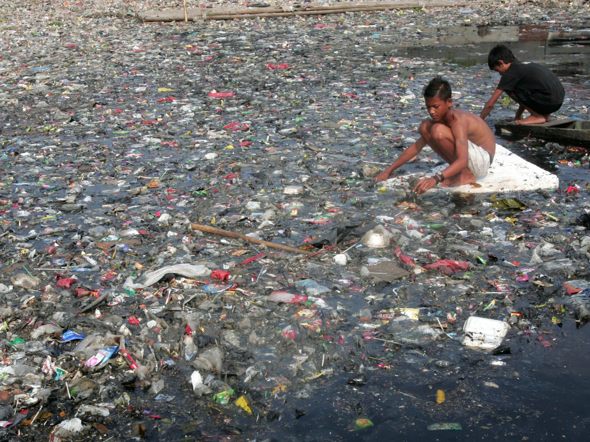 كيف تفاقم العولمة والتغير المناخي "العنصرية البيئية"؟