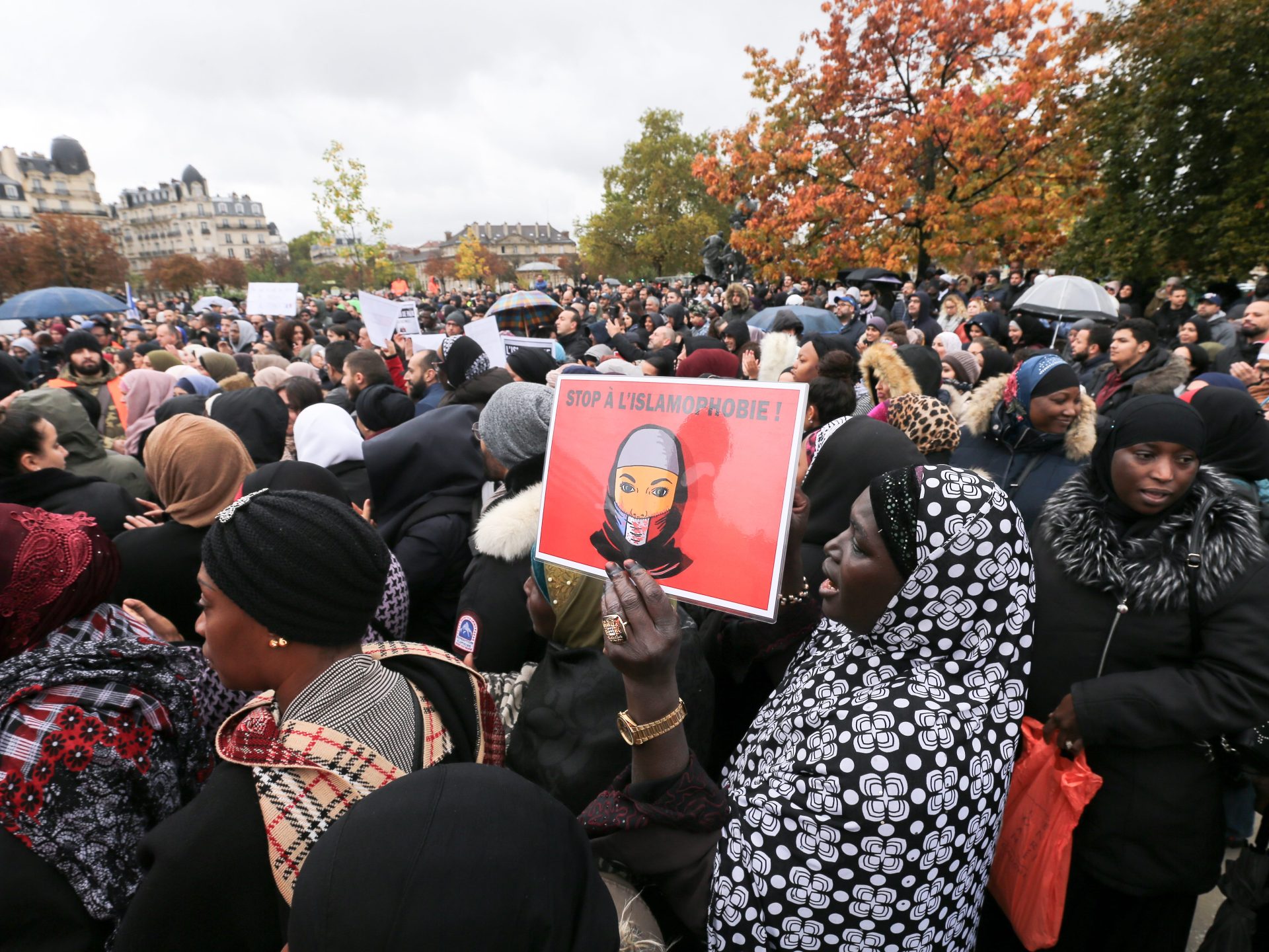 وزير الداخلية الفرنسي يعارض منع القاصرات من ارتداء الحجاب